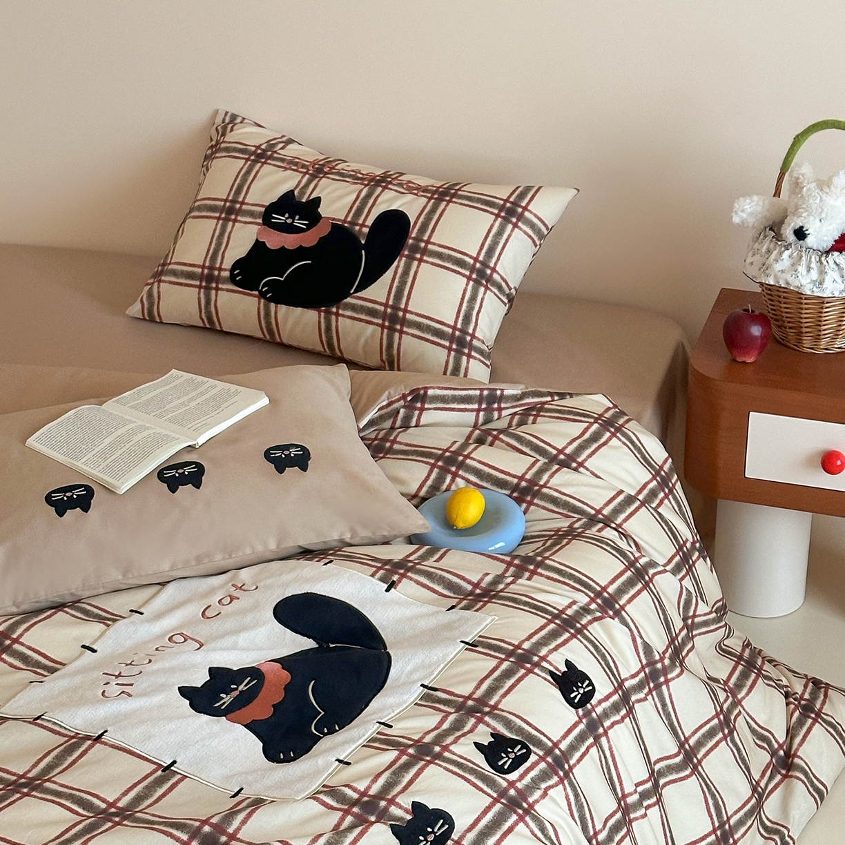 91家纺网 家纺一手货源 找家纺 桃子家居 2026新款A类纯棉全棉元气小马贴布绣高端刺绣工艺四件套系列 棉贴布绣-焦糖小黑猫