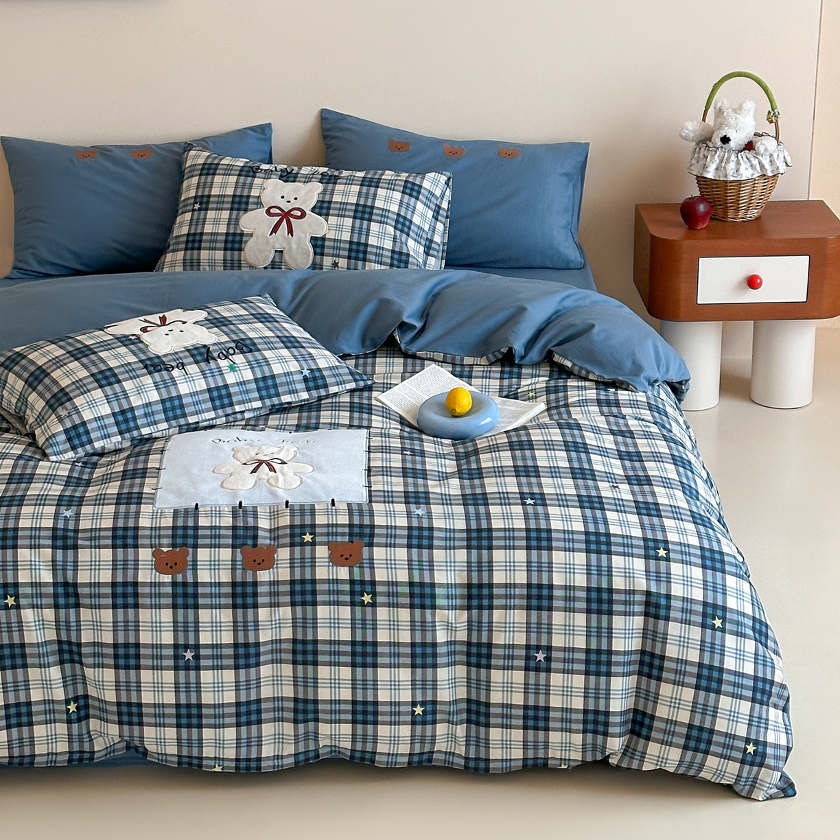 91家纺网 家纺一手货源 找家纺 桃子家居 2026新款A类纯棉全棉元气小马贴布绣高端刺绣工艺四件套系列 棉贴布绣-蓝格小熊