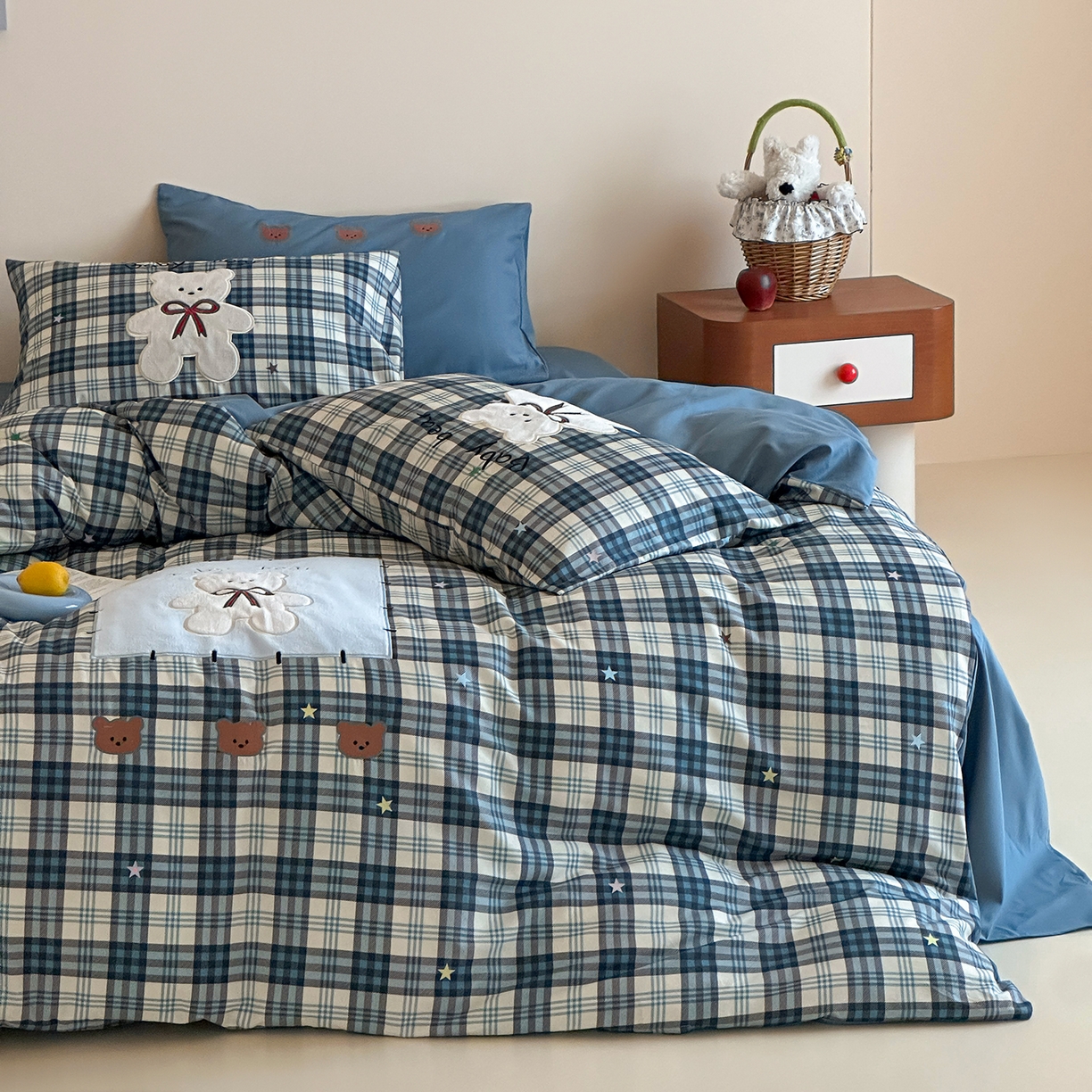 91家纺网 家纺一手货源 找家纺 桃子家居 2026新款A类纯棉全棉元气小马贴布绣高端刺绣工艺四件套系列 棉贴布绣-蓝格小熊