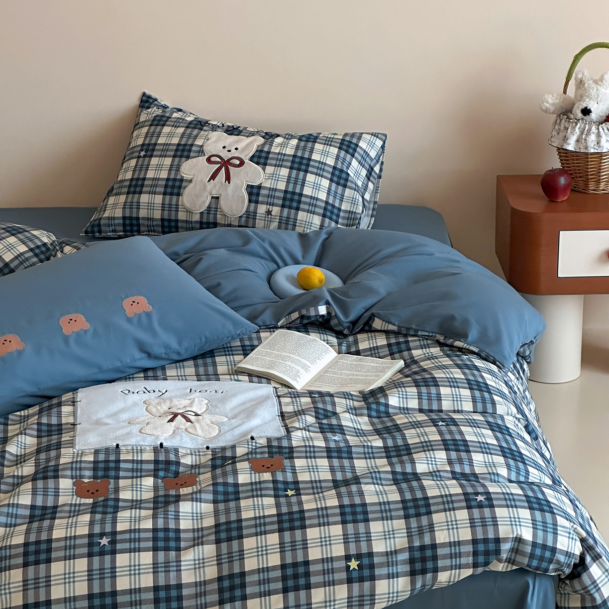 91家纺网 家纺一手货源 找家纺 桃子家居 2026新款A类纯棉全棉元气小马贴布绣高端刺绣工艺四件套系列 棉贴布绣-蓝格小熊