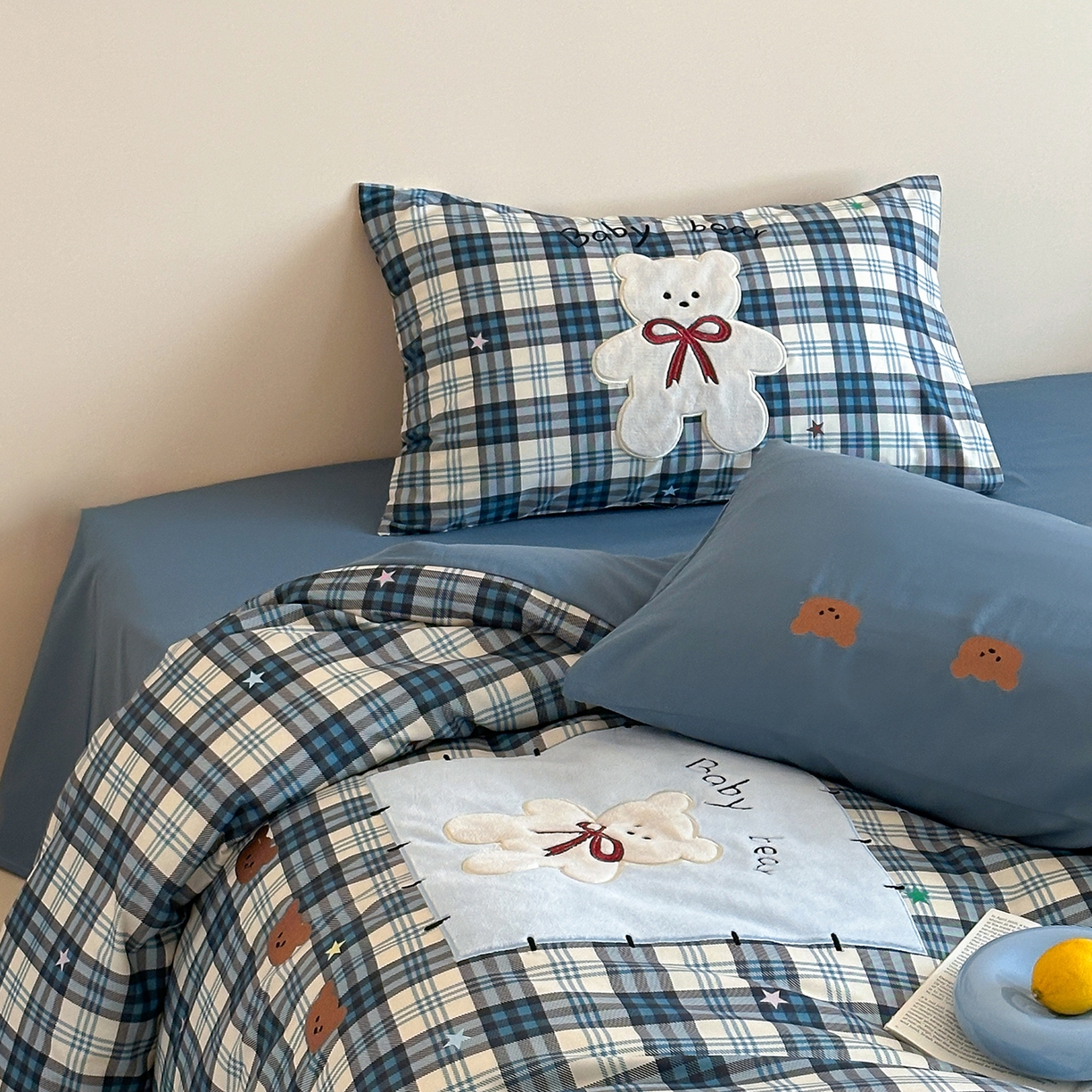 91家纺网 家纺一手货源 找家纺 桃子家居 2026新款A类纯棉全棉元气小马贴布绣高端刺绣工艺四件套系列 棉贴布绣-蓝格小熊