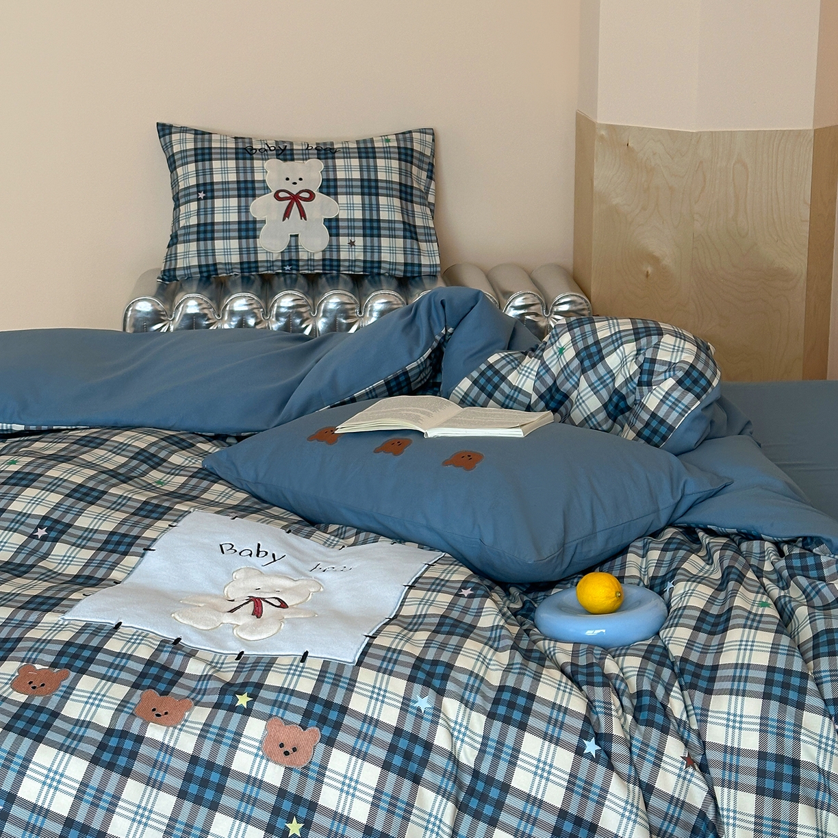 91家纺网 家纺一手货源 找家纺 桃子家居 2026新款A类纯棉全棉元气小马贴布绣高端刺绣工艺四件套系列 棉贴布绣-蓝格小熊