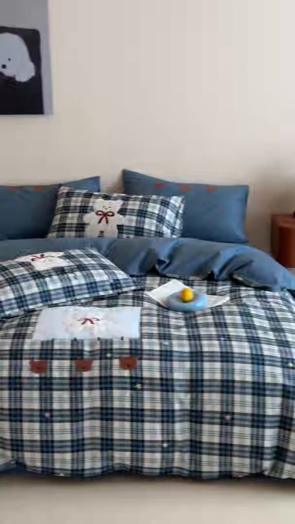 91家纺网 家纺一手货源 找家纺 桃子家居 2026新款A类纯棉全棉元气小马贴布绣高端刺绣工艺四件套系列 棉贴布绣-蓝格小熊