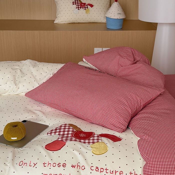 91家纺网 家纺一手货源 找家纺 桃子家居 2026新款A类纯棉全棉元气小马贴布绣高端刺绣工艺四件套系列 棉贴布绣-奶油波点马