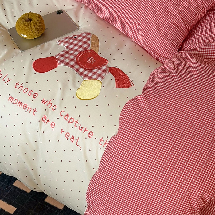 91家纺网 家纺一手货源 找家纺 桃子家居 2026新款A类纯棉全棉元气小马贴布绣高端刺绣工艺四件套系列 棉贴布绣-奶油波点马