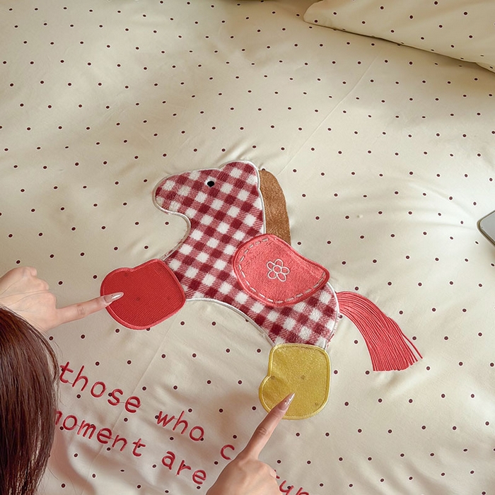 91家纺网 家纺一手货源 找家纺 桃子家居 2026新款A类纯棉全棉元气小马贴布绣高端刺绣工艺四件套系列 棉贴布绣-奶油波点马