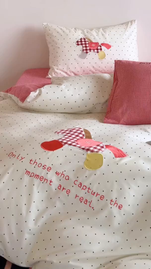 91家纺网 家纺一手货源 找家纺 桃子家居 2026新款A类纯棉全棉元气小马贴布绣高端刺绣工艺四件套系列 棉贴布绣-奶油波点马