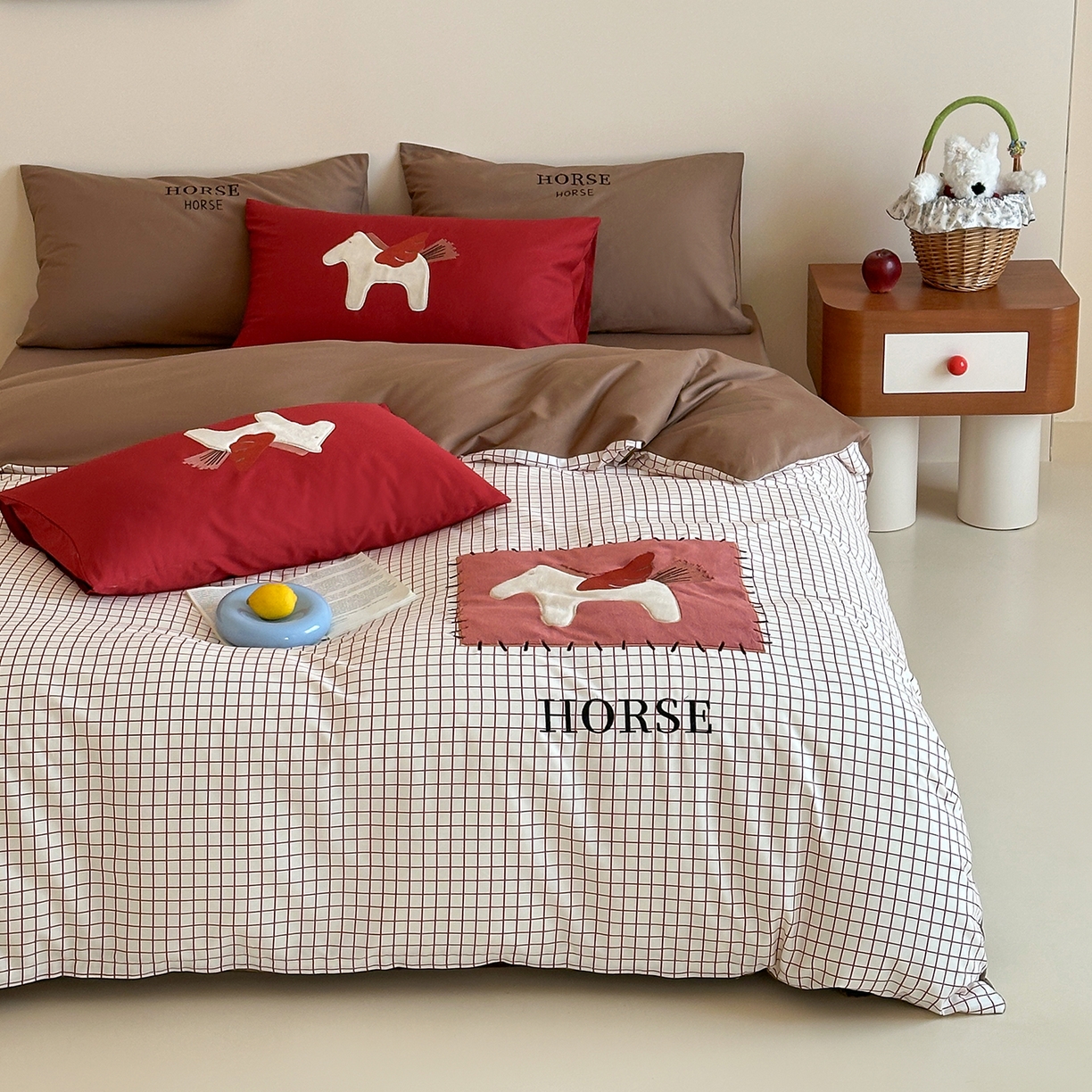 91家纺网 家纺一手货源 找家纺 桃子家居 2026新款A类纯棉全棉元气小马贴布绣高端刺绣工艺四件套系列 棉贴布绣-元气小马红