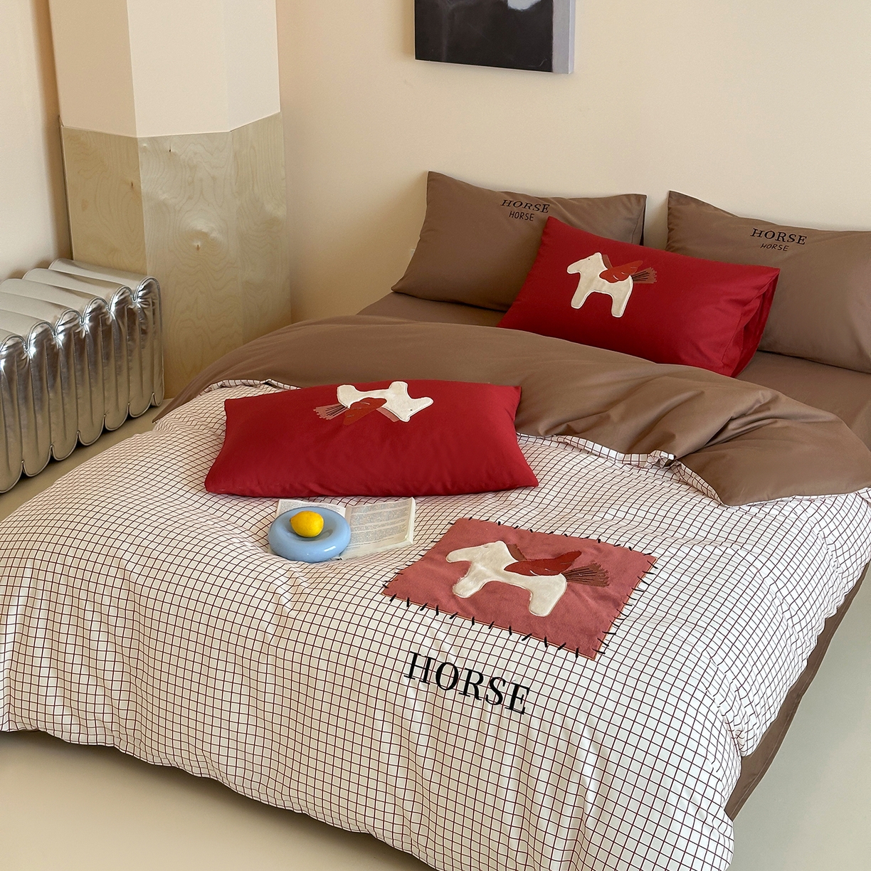 91家纺网 家纺一手货源 找家纺 桃子家居 2026新款A类纯棉全棉元气小马贴布绣高端刺绣工艺四件套系列 棉贴布绣-元气小马红