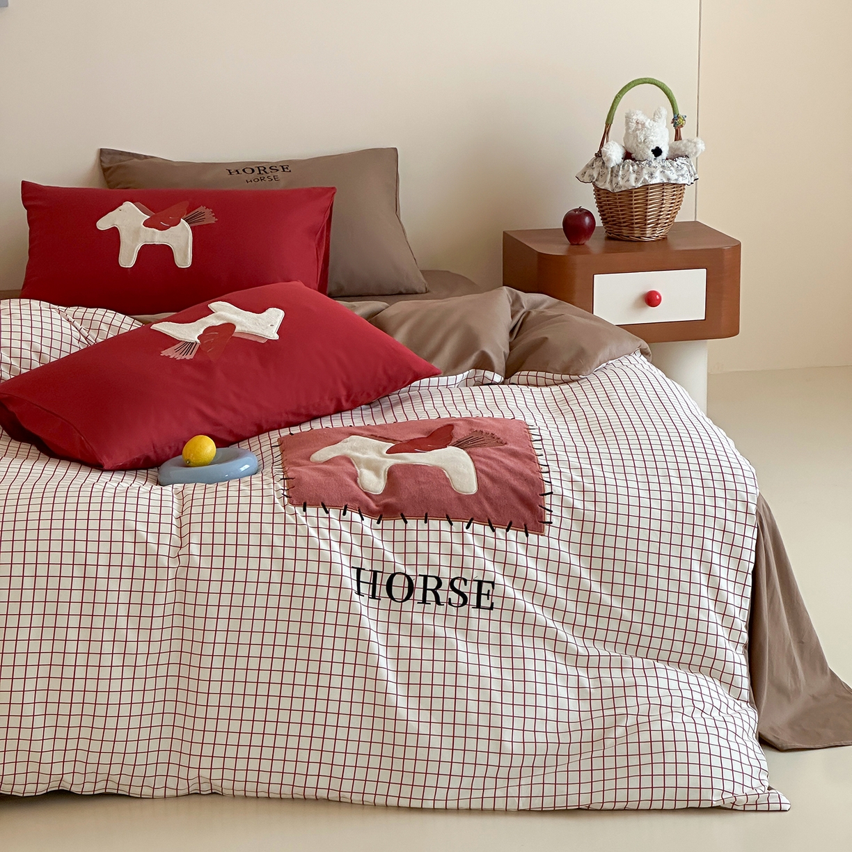 91家纺网 家纺一手货源 找家纺 桃子家居 2026新款A类纯棉全棉元气小马贴布绣高端刺绣工艺四件套系列 棉贴布绣-元气小马红