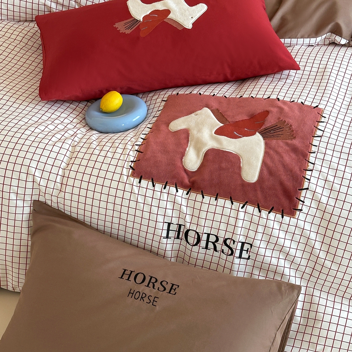 91家纺网 家纺一手货源 找家纺 桃子家居 2026新款A类纯棉全棉元气小马贴布绣高端刺绣工艺四件套系列 棉贴布绣-元气小马红