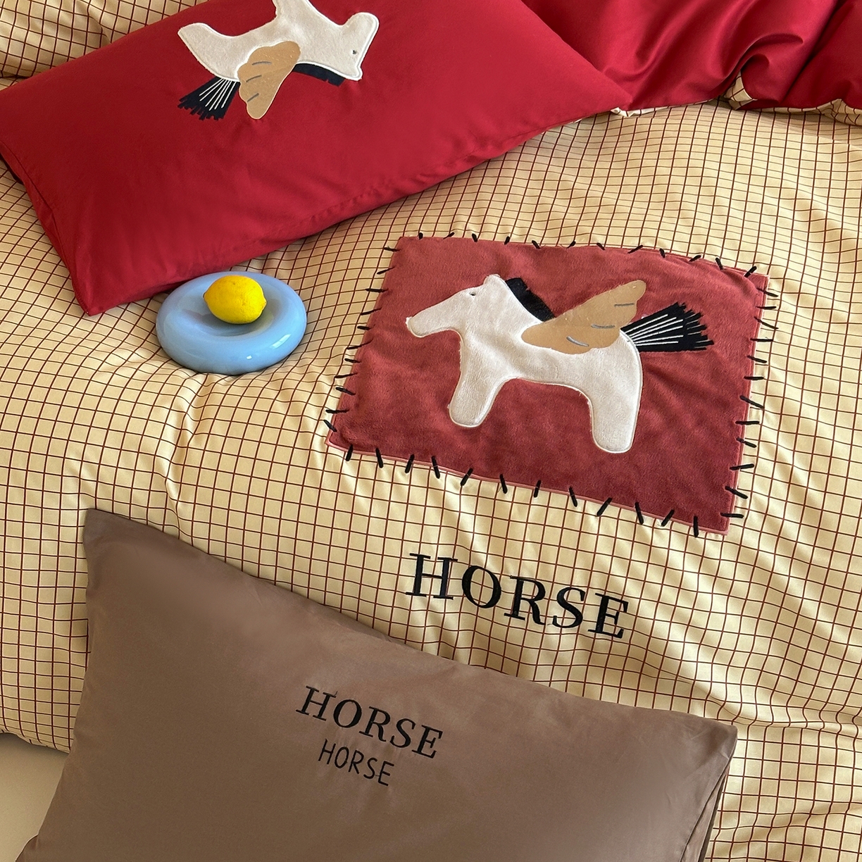 91家纺网 家纺一手货源 找家纺 桃子家居 2026新款A类纯棉全棉元气小马贴布绣高端刺绣工艺四件套系列 棉贴布绣-元气小马棕