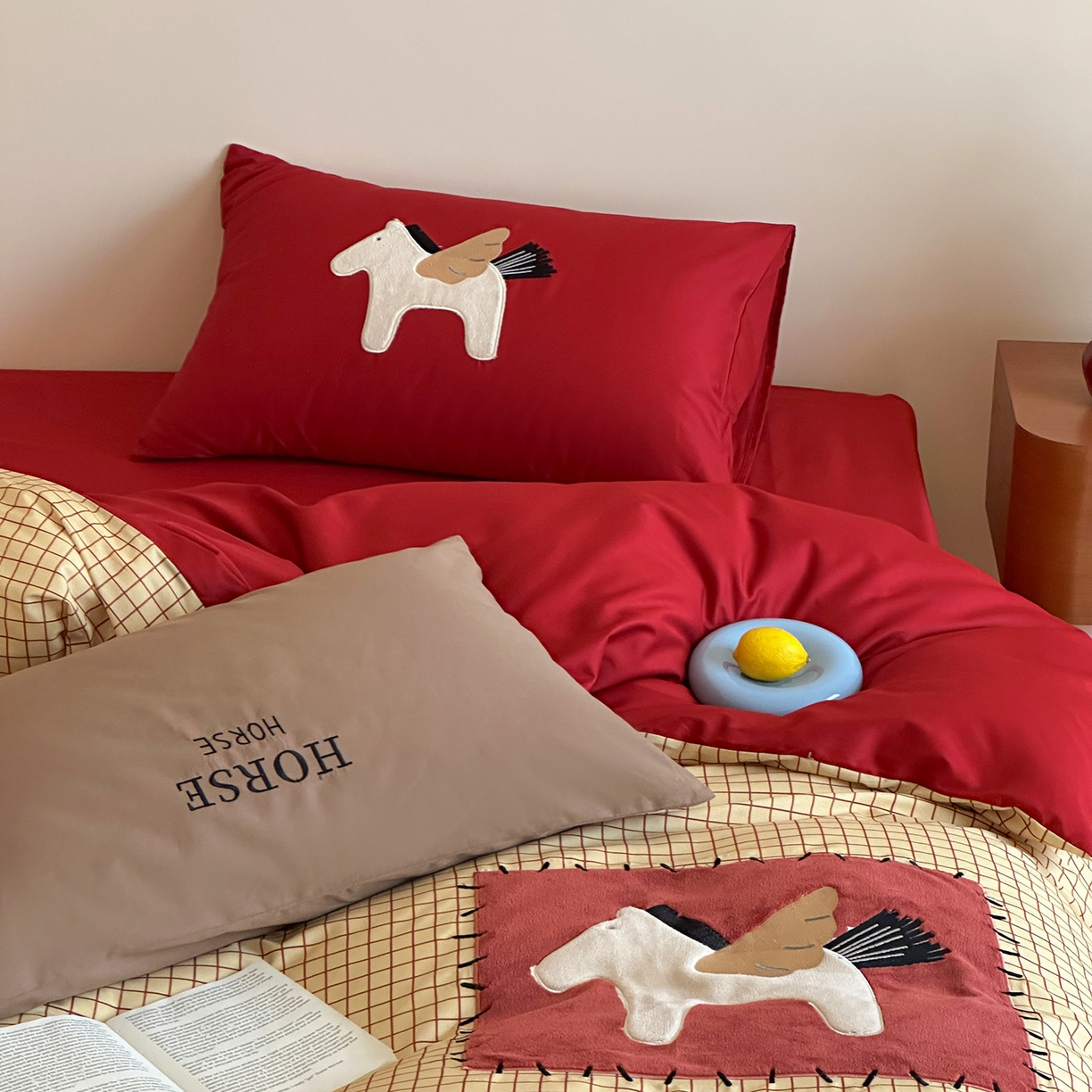 91家纺网 家纺一手货源 找家纺 桃子家居 2026新款A类纯棉全棉元气小马贴布绣高端刺绣工艺四件套系列 棉贴布绣-元气小马棕