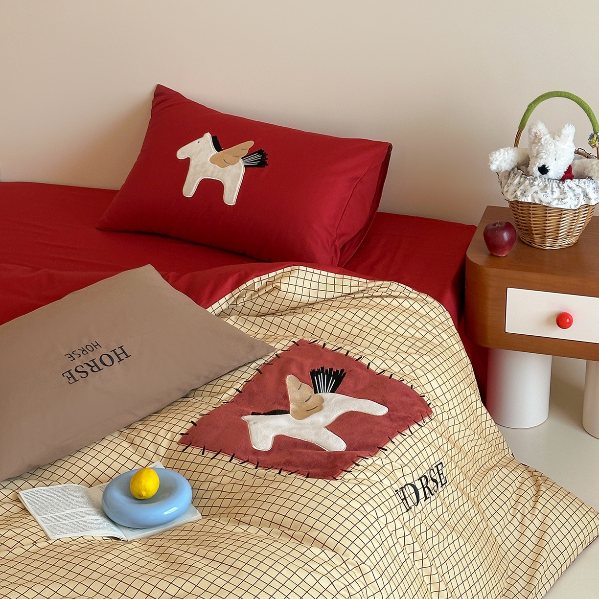 91家纺网 家纺一手货源 找家纺 桃子家居 2026新款A类纯棉全棉元气小马贴布绣高端刺绣工艺四件套系列 棉贴布绣-元气小马棕