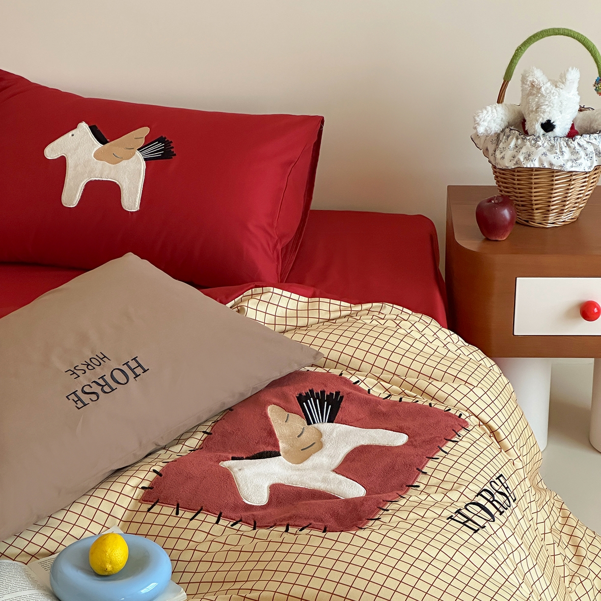 91家纺网 家纺一手货源 找家纺 桃子家居 2026新款A类纯棉全棉元气小马贴布绣高端刺绣工艺四件套系列 棉贴布绣-元气小马棕