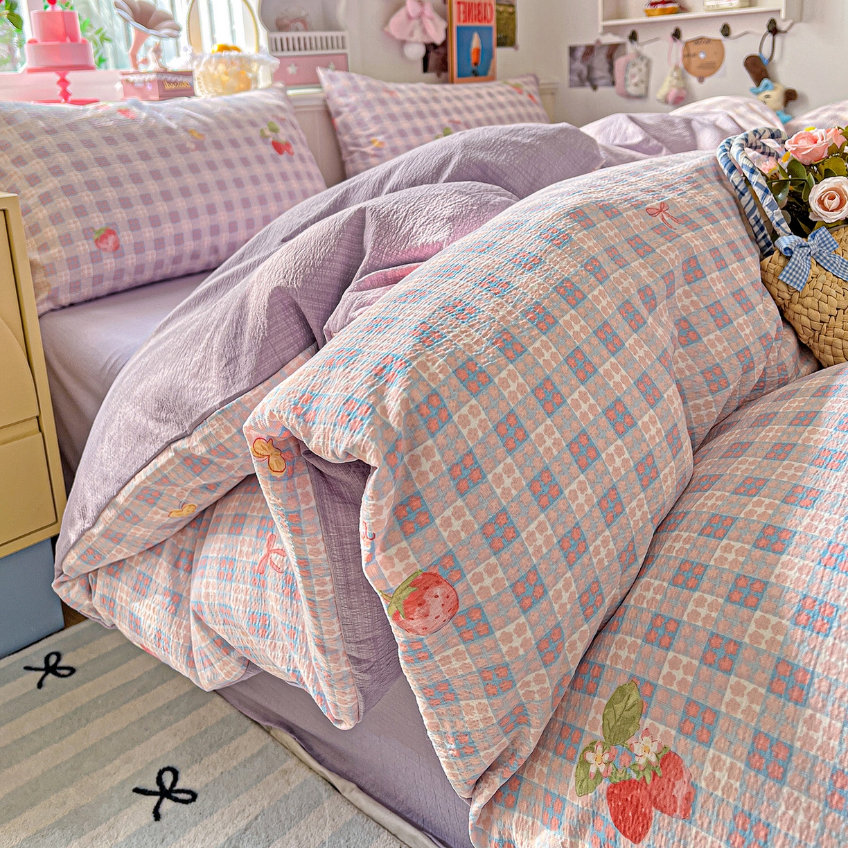 91家纺网 家纺一手货源 找家纺 仟人梦 2026新款云感双层纱印花四件套 草莓之语