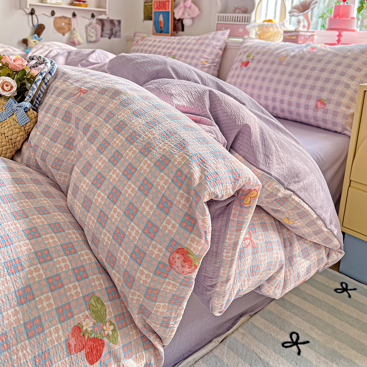 91家纺网 家纺一手货源 找家纺 仟人梦 2026新款云感双层纱印花四件套 草莓之语