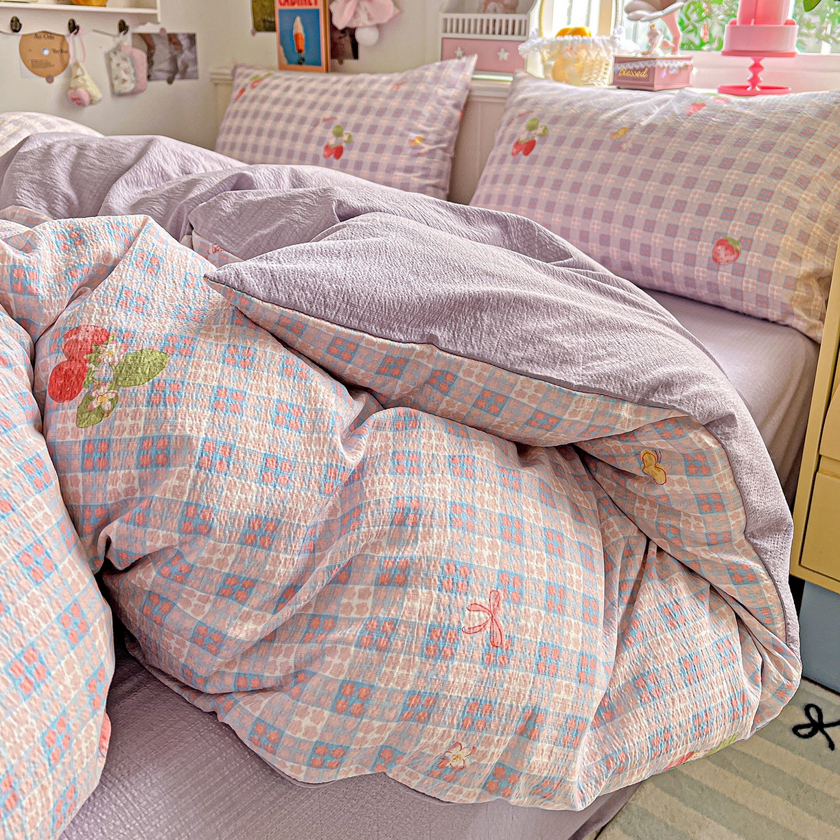 91家纺网 家纺一手货源 找家纺 仟人梦 2026新款云感双层纱印花四件套 草莓之语