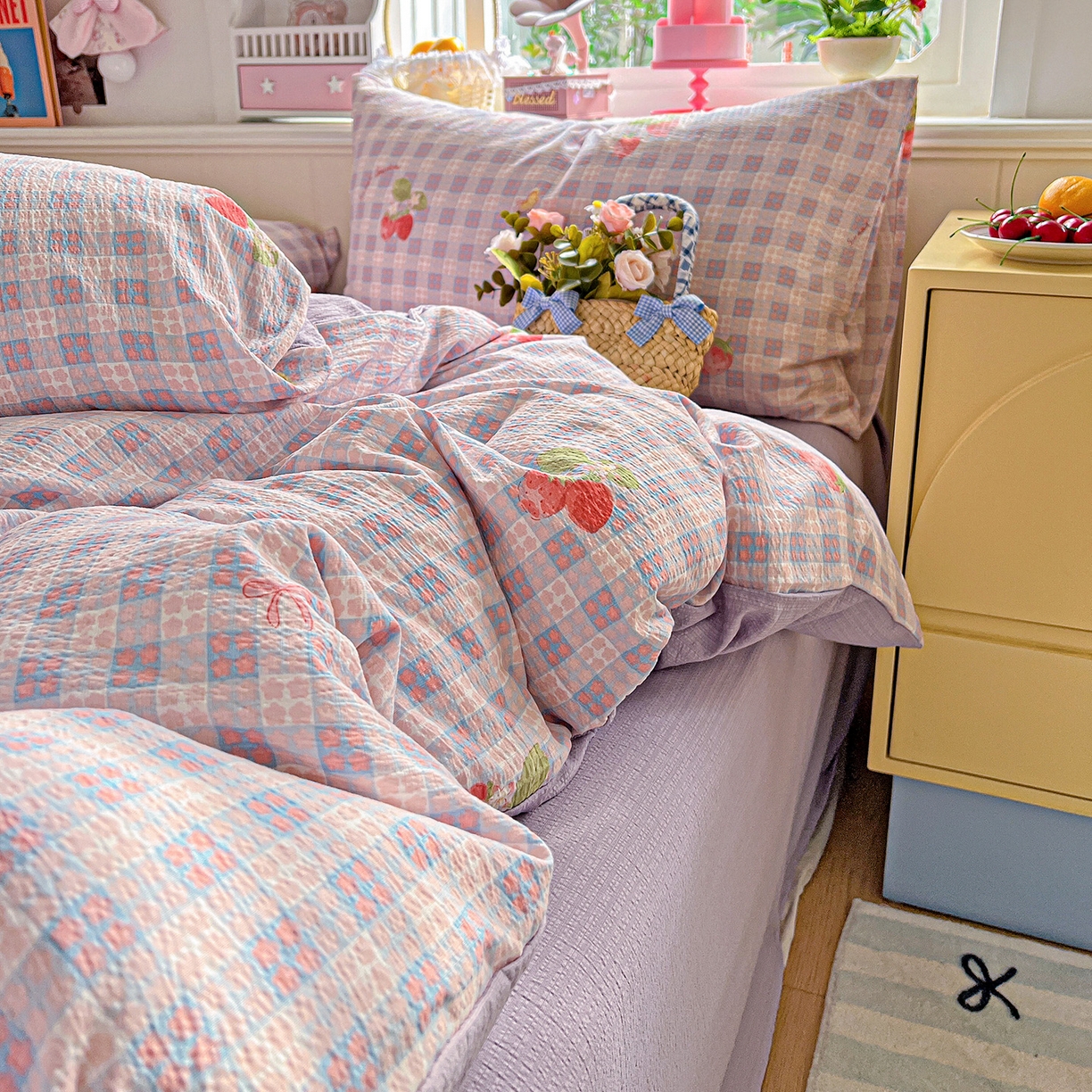 91家纺网 家纺一手货源 找家纺 仟人梦 2026新款云感双层纱印花四件套 草莓之语