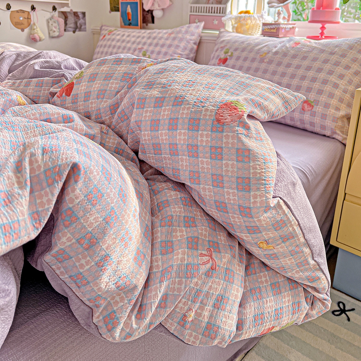 91家纺网 家纺一手货源 找家纺 仟人梦 2026新款云感双层纱印花四件套 草莓之语