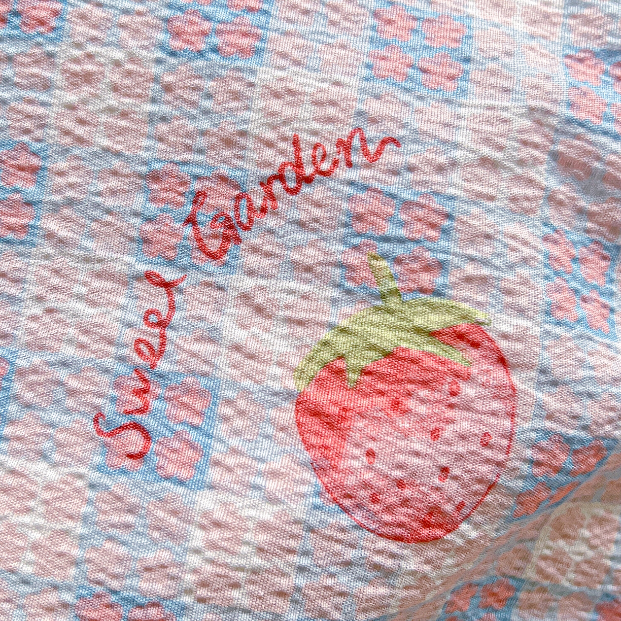 91家纺网 家纺一手货源 找家纺 仟人梦 2026新款云感双层纱印花四件套 草莓之语