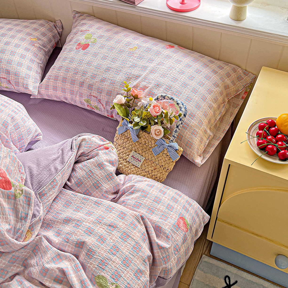 91家纺网 家纺一手货源 找家纺 仟人梦 2026新款云感双层纱印花四件套 草莓之语