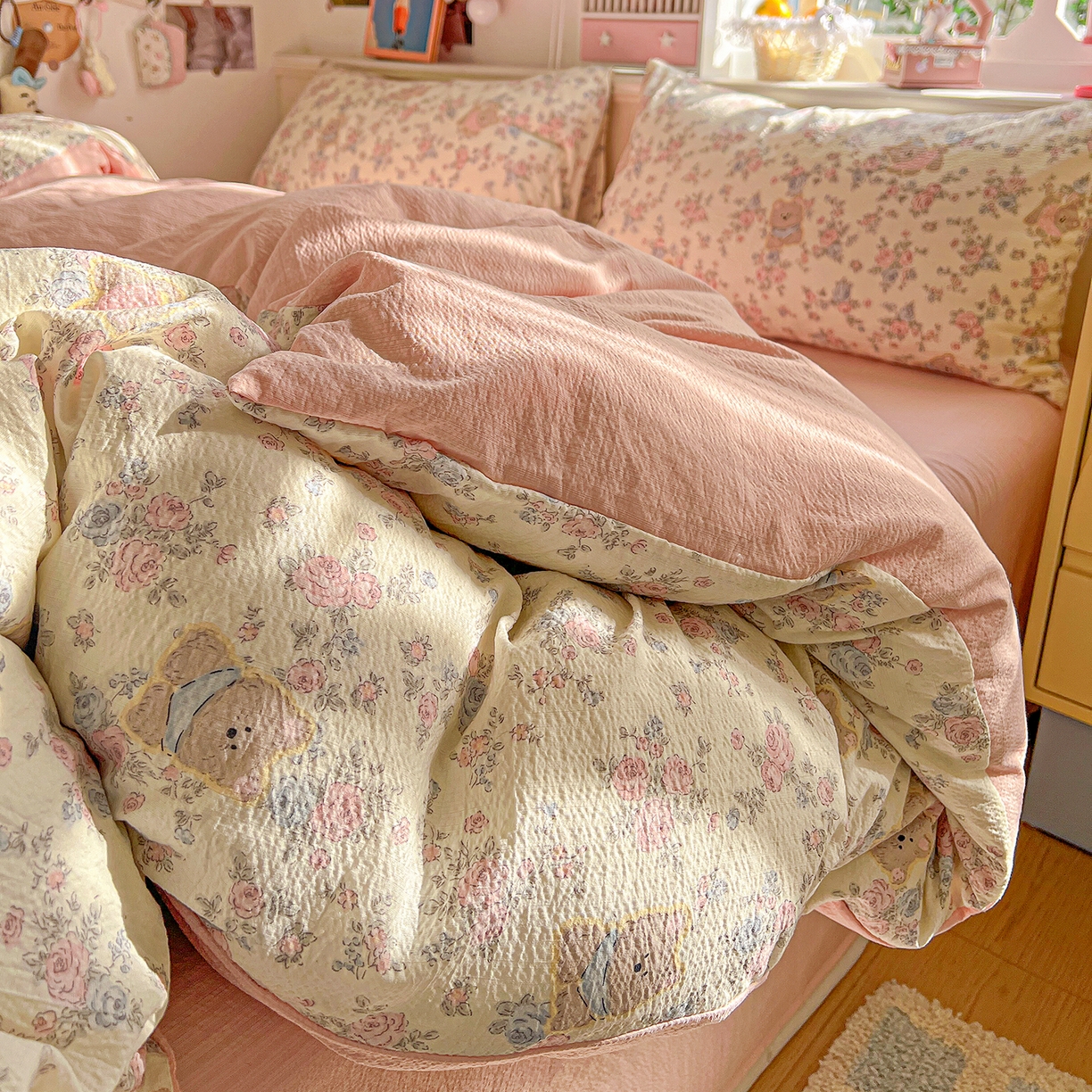 91家纺网 家纺一手货源 找家纺 仟人梦 2026新款云感双层纱印花四件套 花园里