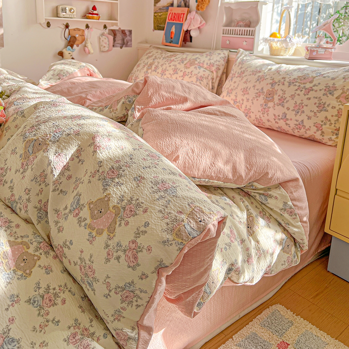 91家纺网 家纺一手货源 找家纺 仟人梦 2026新款云感双层纱印花四件套 花园里