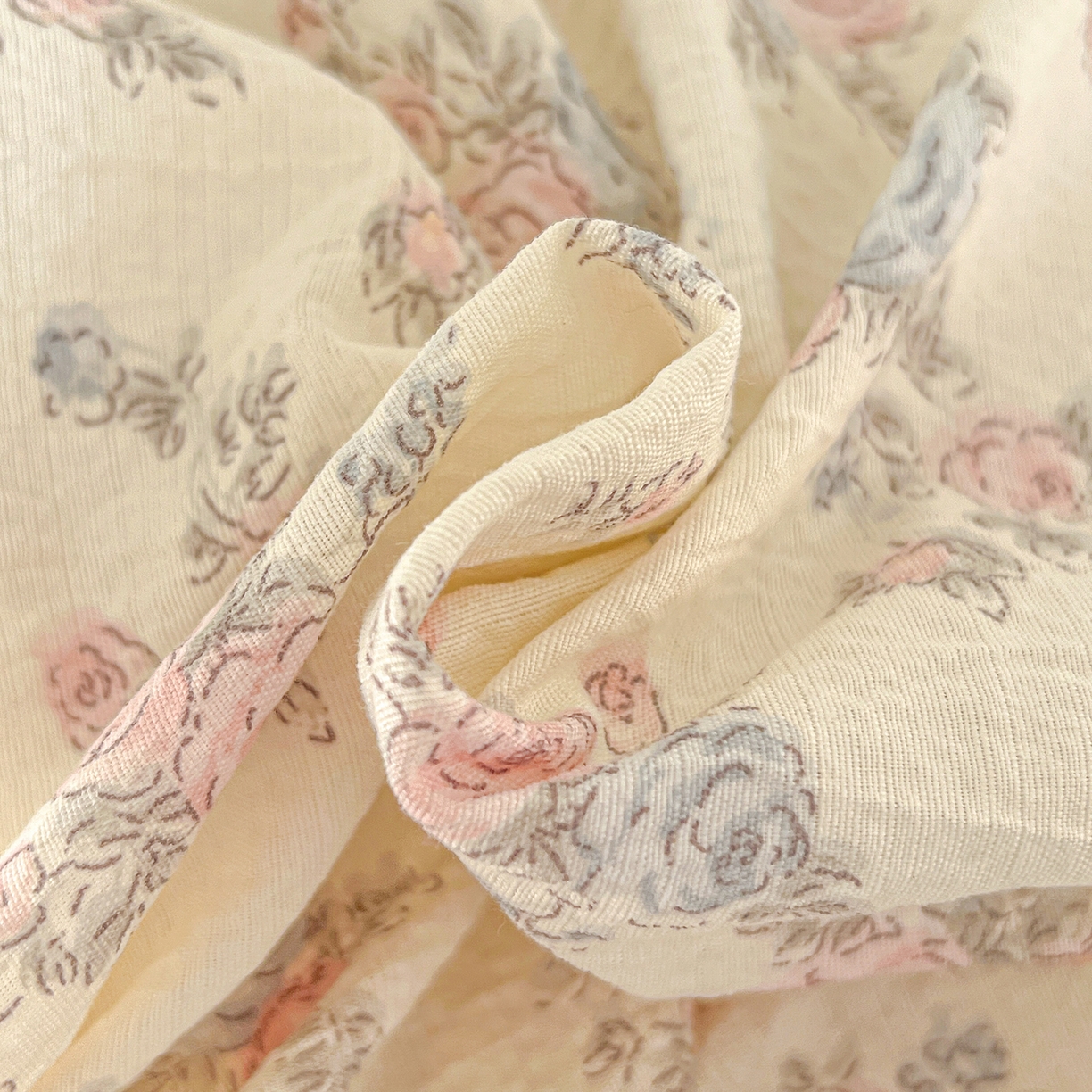 91家纺网 家纺一手货源 找家纺 仟人梦 2026新款云感双层纱印花四件套 花园里