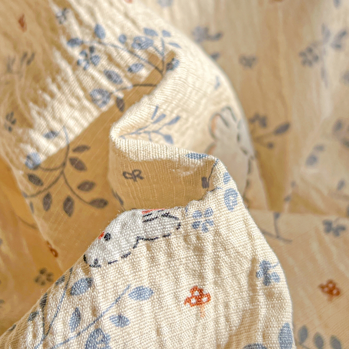 91家纺网 家纺一手货源 找家纺 仟人梦 2026新款云感双层纱印花四件套 花园兔