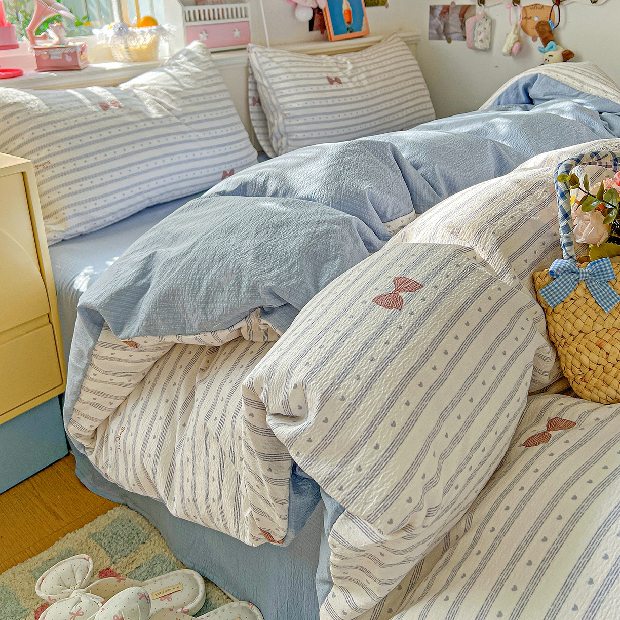 91家纺网 家纺一手货源 找家纺 仟人梦 2026新款云感双层纱印花四件套 清新条纹