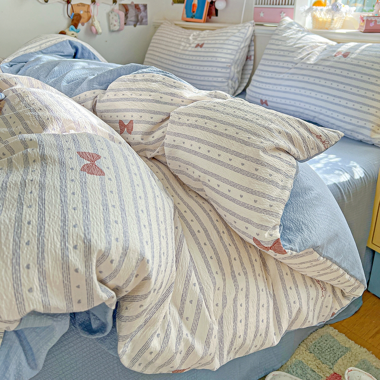 91家纺网 家纺一手货源 找家纺 仟人梦 2026新款云感双层纱印花四件套 清新条纹