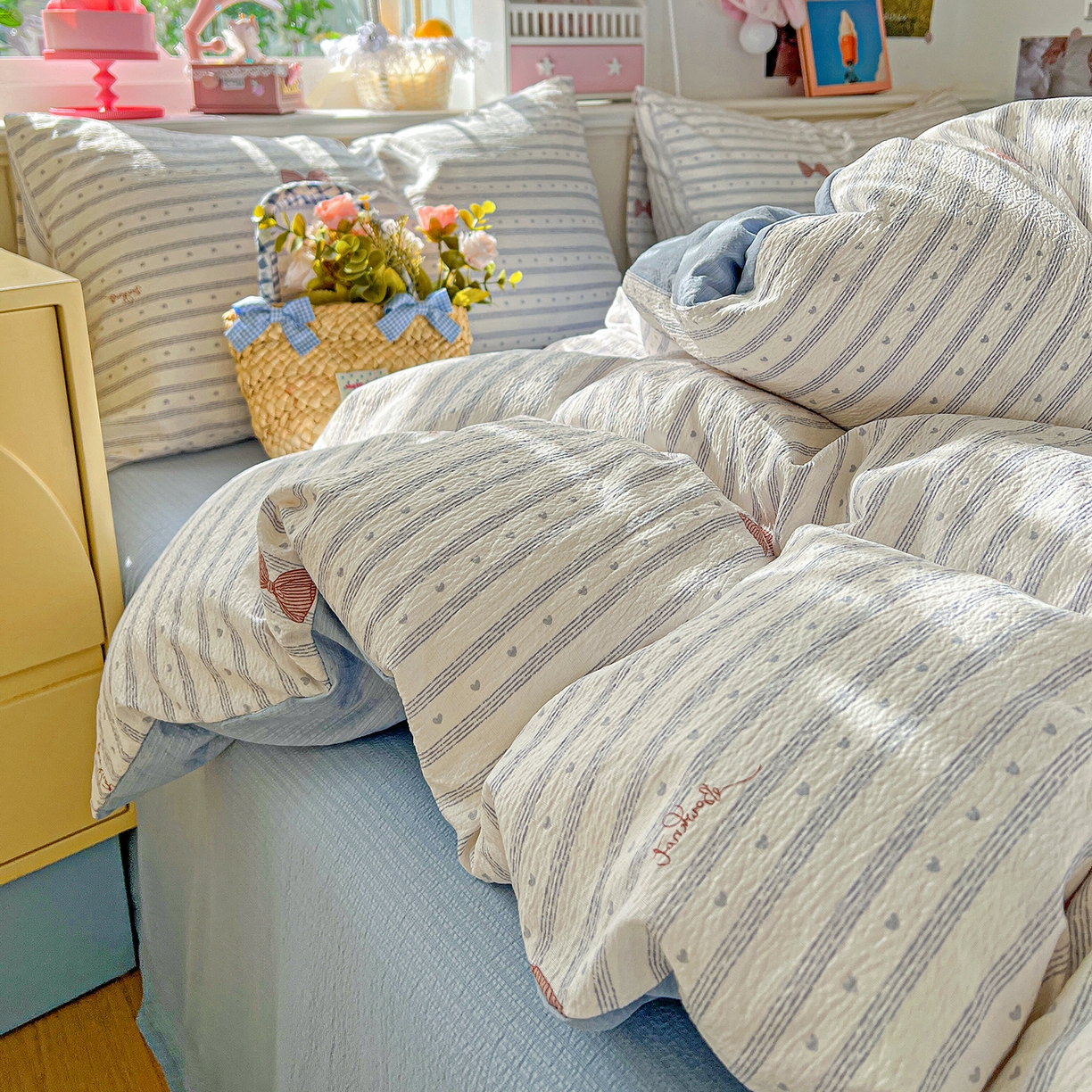 91家纺网 家纺一手货源 找家纺 仟人梦 2026新款云感双层纱印花四件套 清新条纹