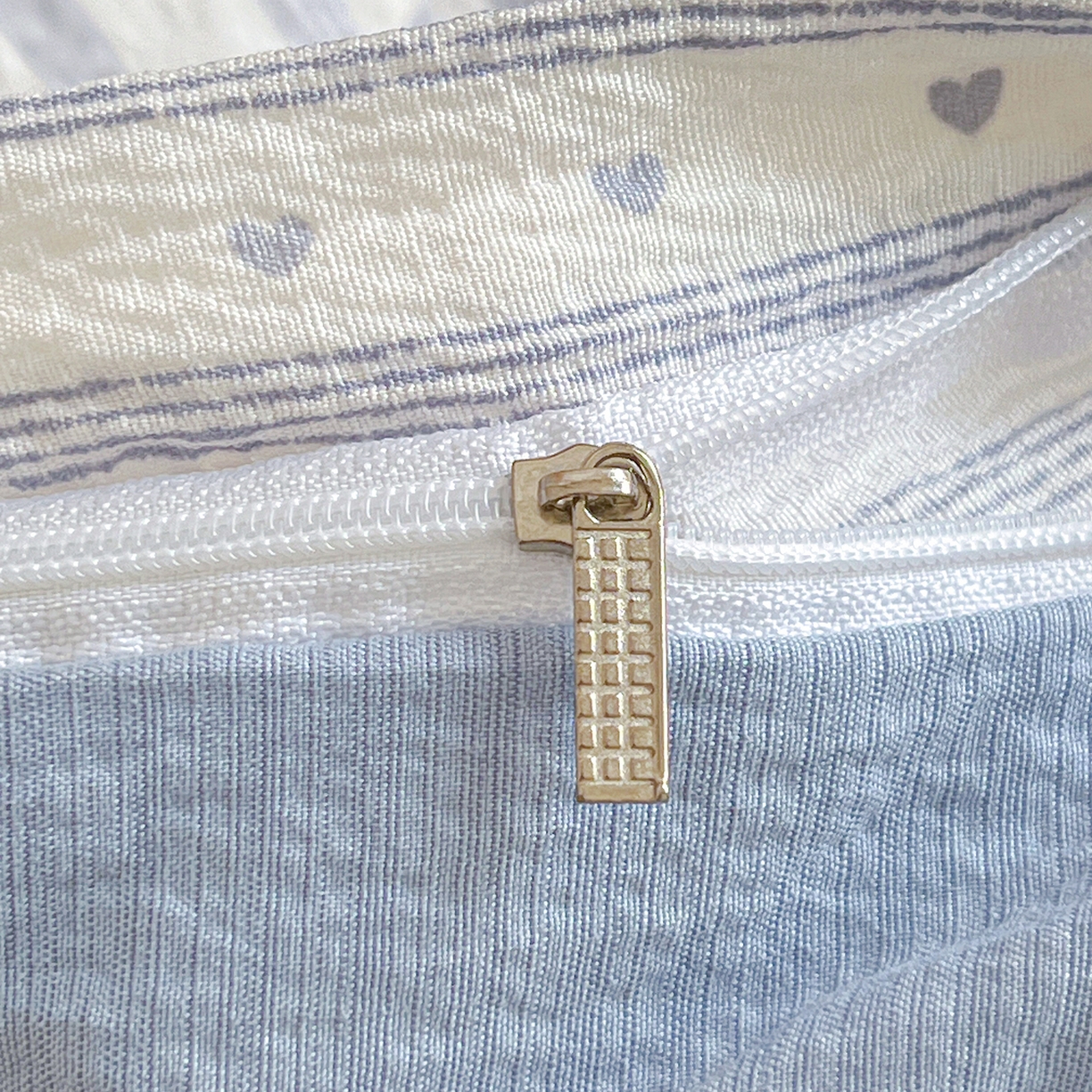 91家纺网 家纺一手货源 找家纺 仟人梦 2026新款云感双层纱印花四件套 清新条纹