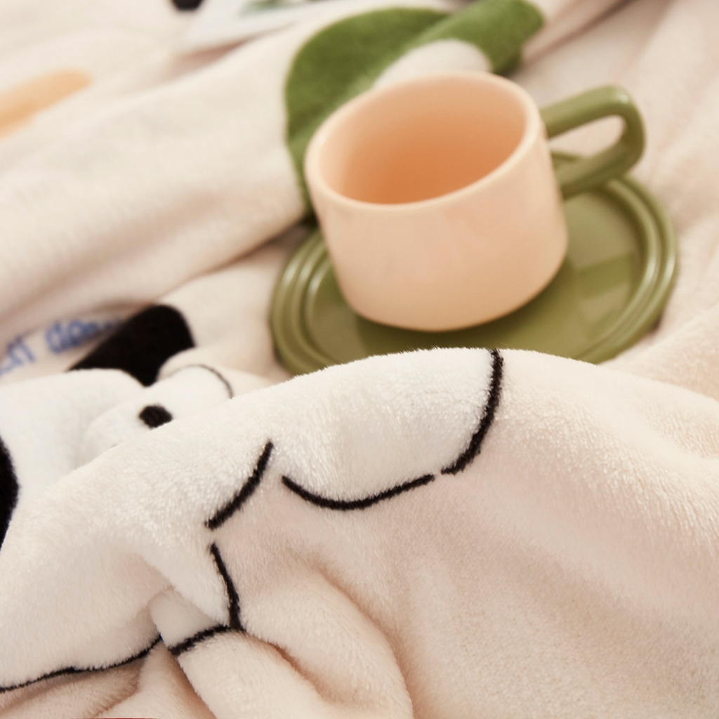 91家纺网 家纺一手货源 找家纺 坦客毯业 2025新款印花雪貂绒毛毯沙发盖毯午睡毯子英文小狗