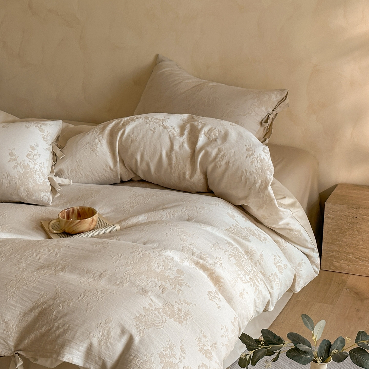 91家纺网 家纺一手货源 找家纺 宜代光年 2026新款亚麻大提花贡缎磨毛四件套系列 小清新花型 露西亚-米麻