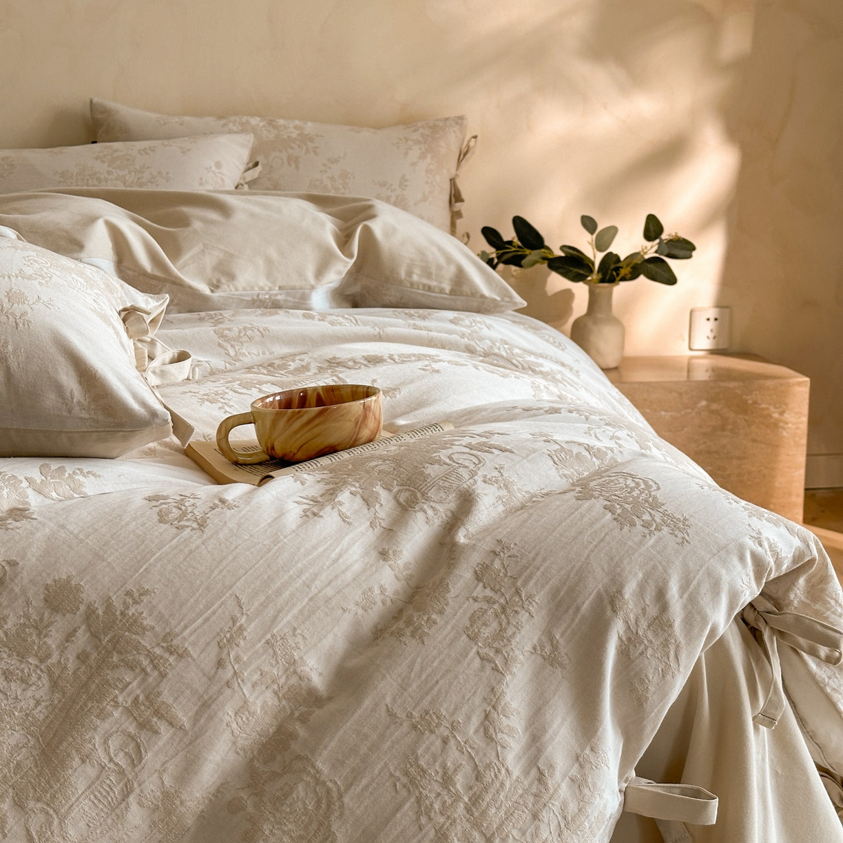 91家纺网 家纺一手货源 找家纺 宜代光年 2026新款亚麻大提花贡缎磨毛四件套系列 小清新花型 露西亚-米麻