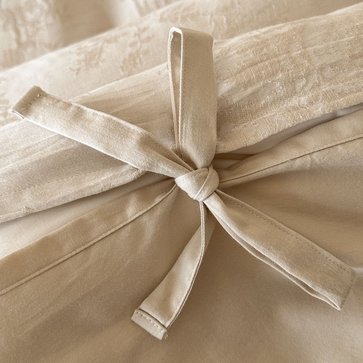 91家纺网 家纺一手货源 找家纺 宜代光年 2026新款亚麻大提花贡缎磨毛四件套系列 小清新花型 露西亚-米麻