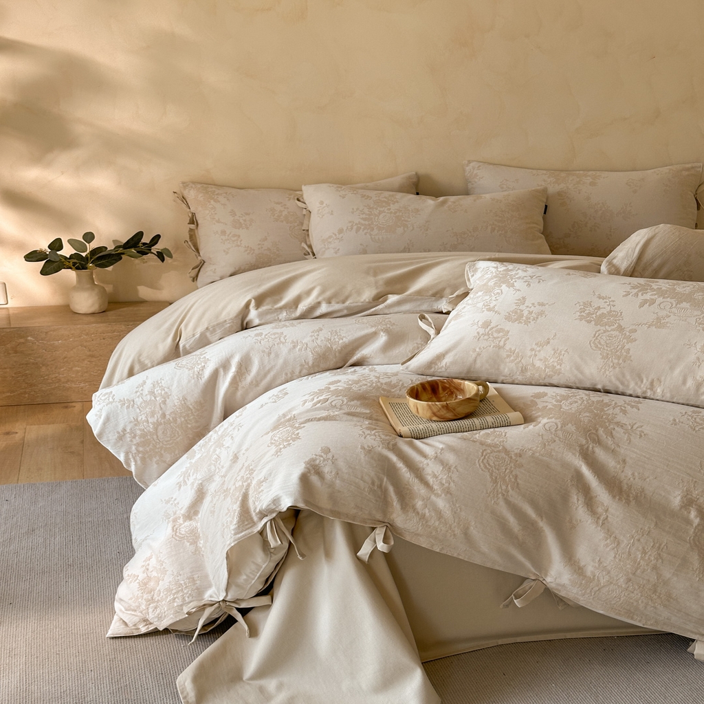 91家纺网 家纺一手货源 找家纺 宜代光年 2026新款亚麻大提花贡缎磨毛四件套系列 小清新花型 露西亚-米麻