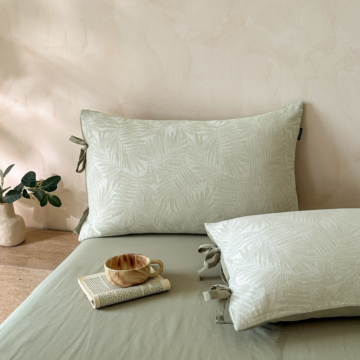 91家纺网 家纺一手货源 找家纺 宜代光年 2026新款亚麻大提花贡缎磨毛四件套系列 小清新花型 麻吉-浅绿