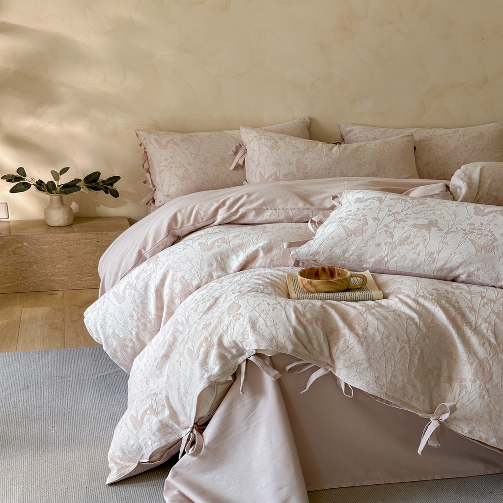 91家纺网 家纺一手货源 找家纺 宜代光年 2026新款亚麻大提花贡缎磨毛四件套系列 小清新花型 花丛蝶舞-浅粉