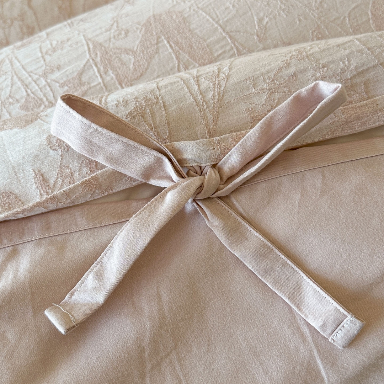 91家纺网 家纺一手货源 找家纺 宜代光年 2026新款亚麻大提花贡缎磨毛四件套系列 小清新花型 花丛蝶舞-浅粉