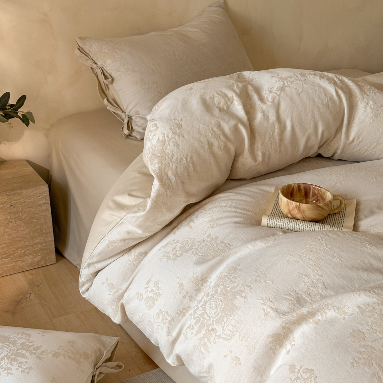 91家纺网 家纺一手货源 找家纺 宜代光年 2026新款亚麻大提花贡缎磨毛四件套系列 小清新花型 露西亚-米麻