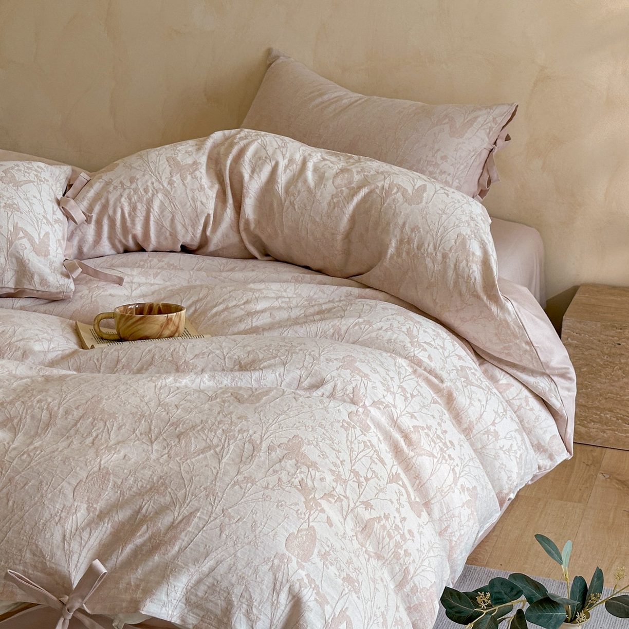 91家纺网 家纺一手货源 找家纺 宜代光年 2026新款亚麻大提花贡缎磨毛四件套系列 小清新花型 花丛蝶舞-浅粉