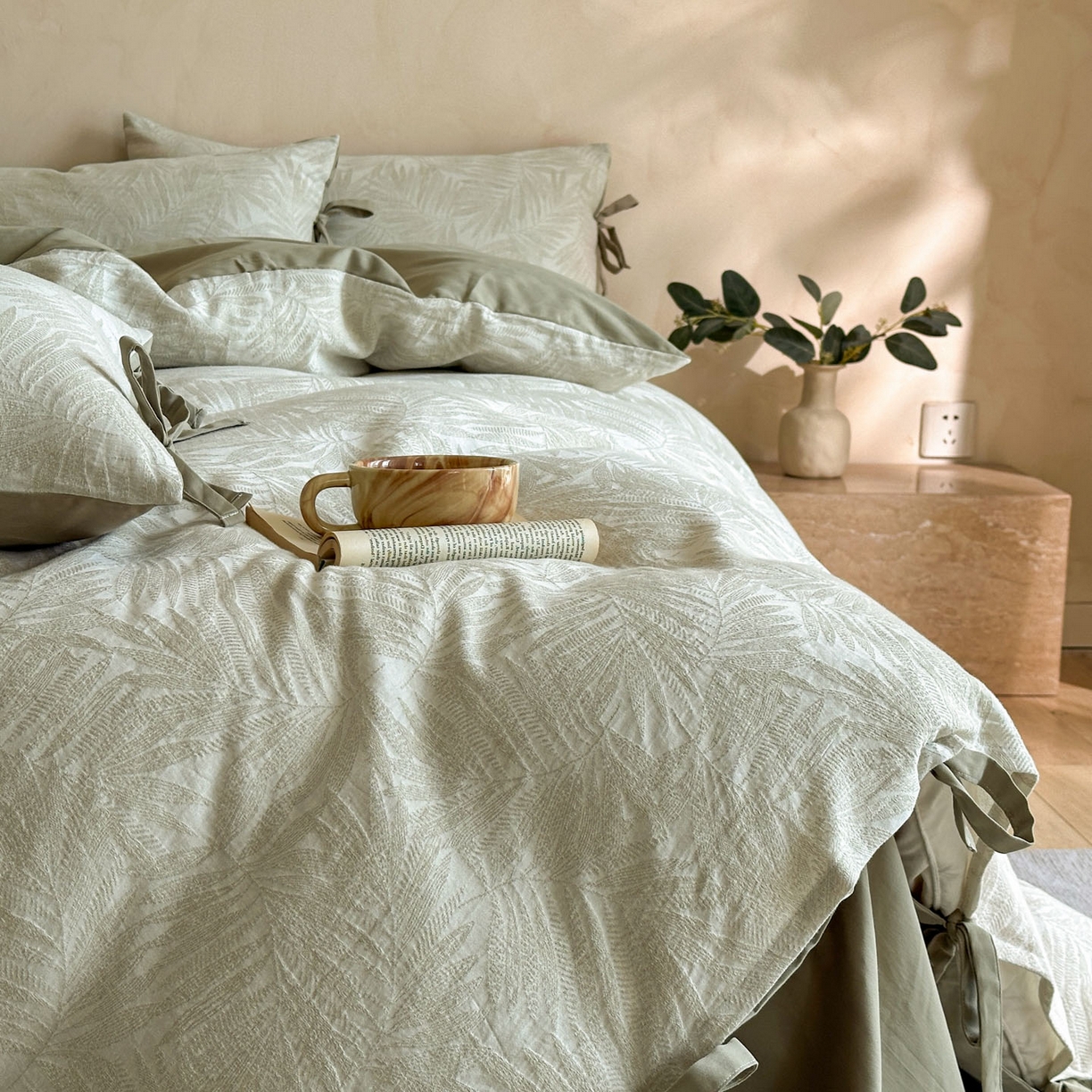 91家纺网 家纺一手货源 找家纺 宜代光年 2026新款亚麻大提花贡缎磨毛四件套系列 小清新花型 麻吉-浅绿