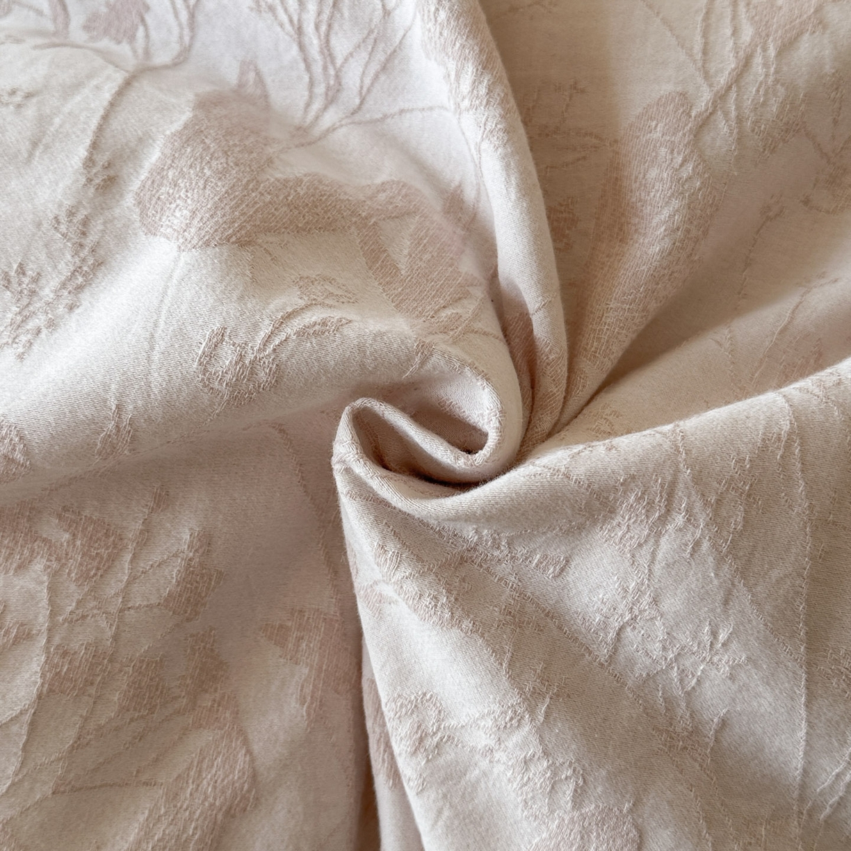 91家纺网 家纺一手货源 找家纺 宜代光年 2026新款亚麻大提花贡缎磨毛四件套系列 小清新花型 花丛蝶舞-浅粉