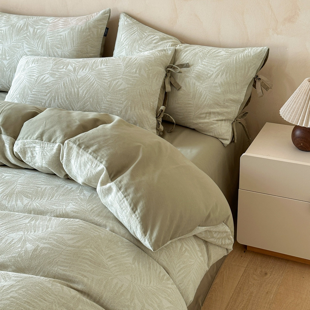 91家纺网 家纺一手货源 找家纺 宜代光年 2026新款亚麻大提花贡缎磨毛四件套系列 小清新花型 麻吉-浅绿