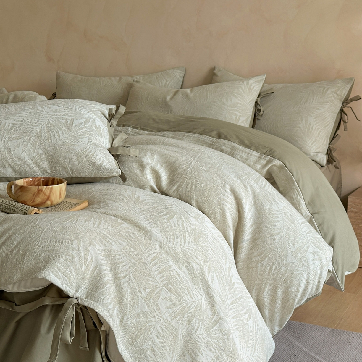 91家纺网 家纺一手货源 找家纺 宜代光年 2026新款亚麻大提花贡缎磨毛四件套系列 小清新花型 麻吉-浅绿