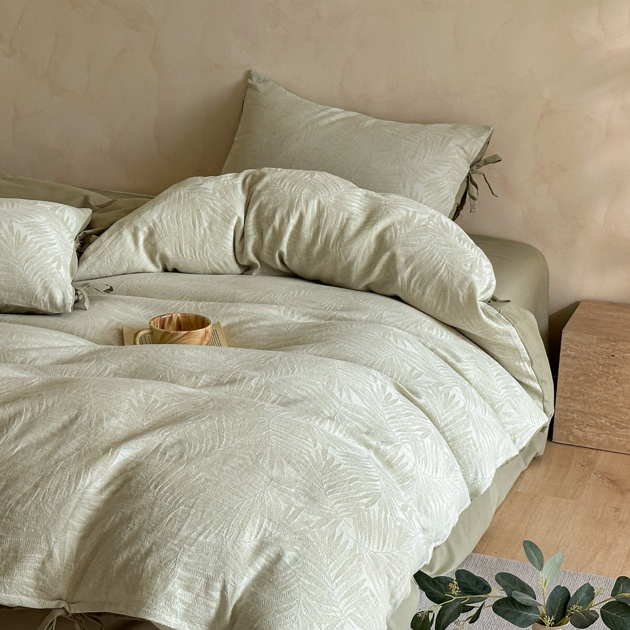 91家纺网 家纺一手货源 找家纺 宜代光年 2026新款亚麻大提花贡缎磨毛四件套系列 小清新花型 麻吉-浅绿