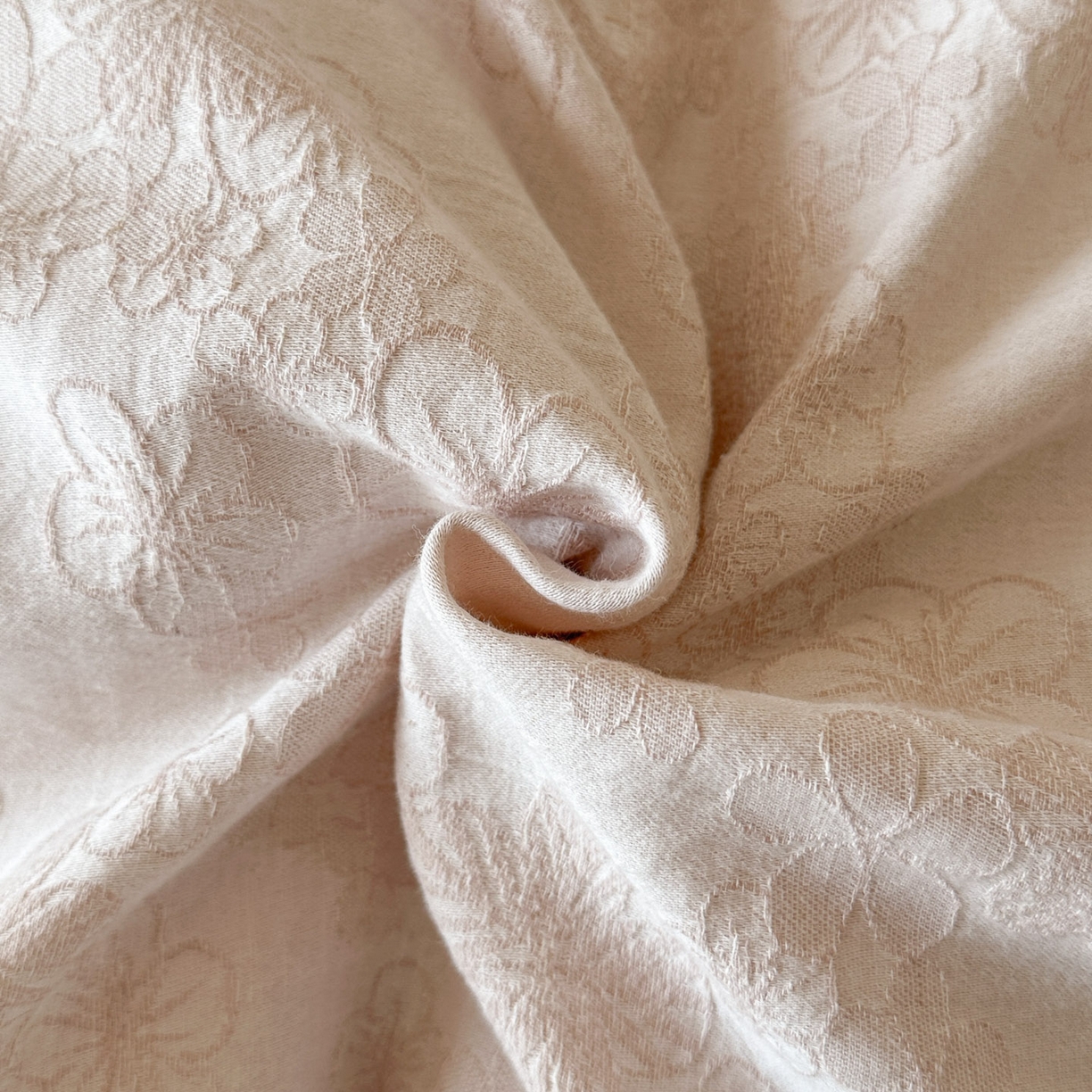 91家纺网 家纺一手货源 找家纺 宜代光年 2026新款亚麻大提花贡缎磨毛四件套系列 小清新花型 花瓣雨-浅粉